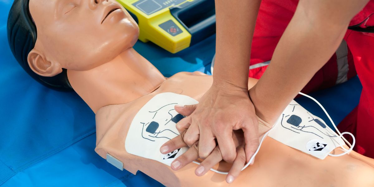 ergolab-comment-utiliser-defibrillateur-2