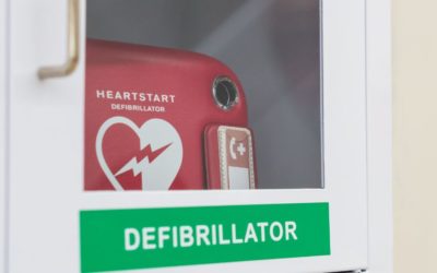 Comment utiliser un défibrillateur (AED) en cas d’arrêt cardiaque : les étapes essentielles