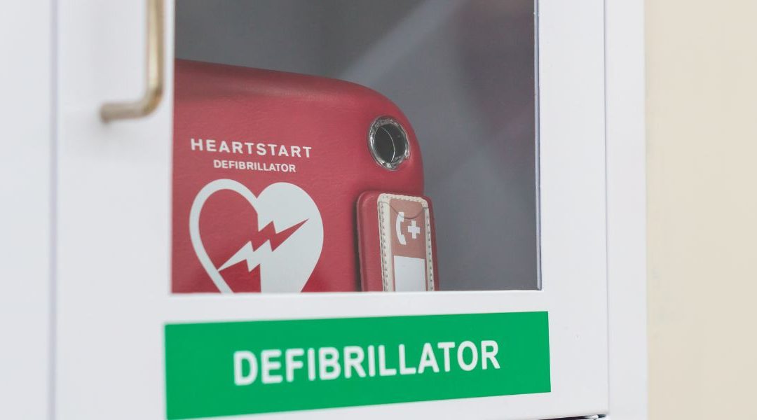 Comment utiliser un défibrillateur (AED) en cas d’arrêt cardiaque : les étapes essentielles